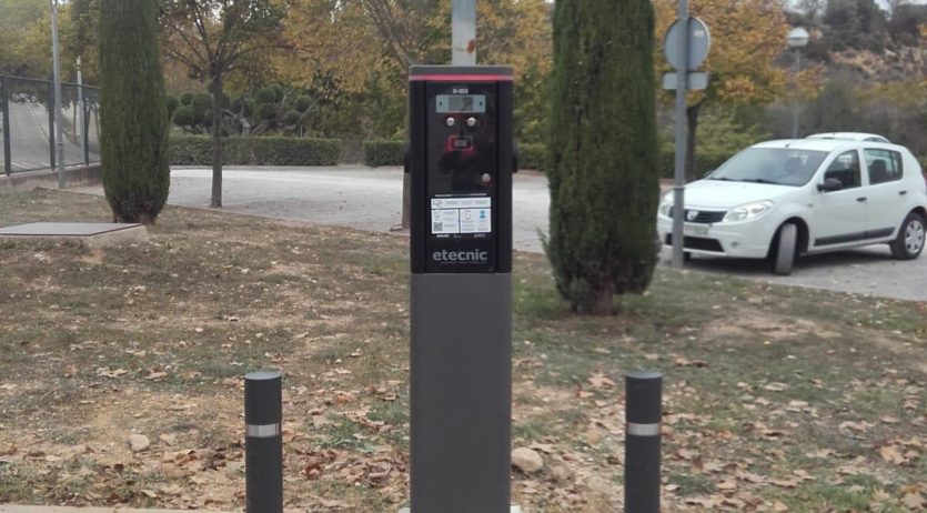 L’Ajuntament de Torrelavit instal·la 2 punts de càrrega de vehicles elèctrics a la via pública