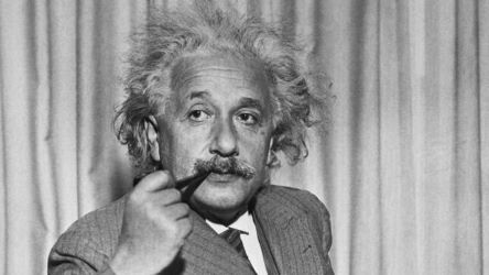 Albert Einstein publica la teoria general de la relativitat