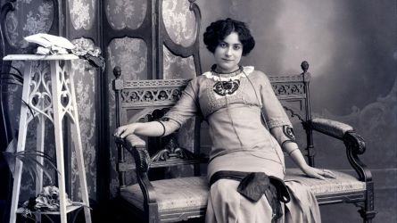 Debut professional de Margarida Xirgu al teatre Romea amb Mar i Cel de Angel Guimerà