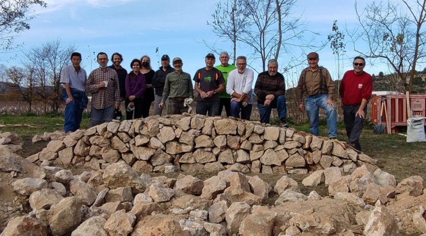 Acabat el banc de pedra seca que s’ha fet a la zona esportiva de Vilafranca