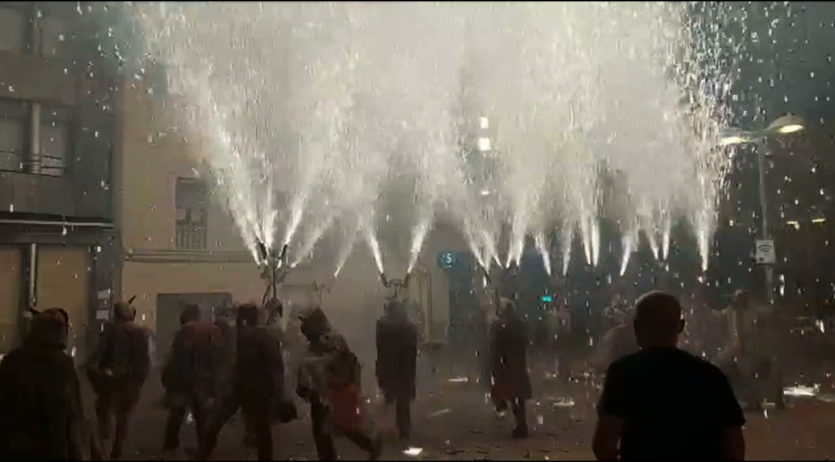Els diables Spantus dels Monjos desobeeixen les restriccions amb l’encesa de foc