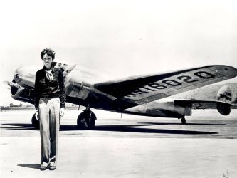 Amelia Earhart vola en solitari de Hawai a California