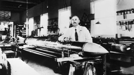 Publicació per Robert Goddard dels primers treballs teorics sobre propulsió amb coets
