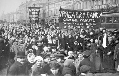 Inici de la Revolució de Febrer que engega la Revolució Russa