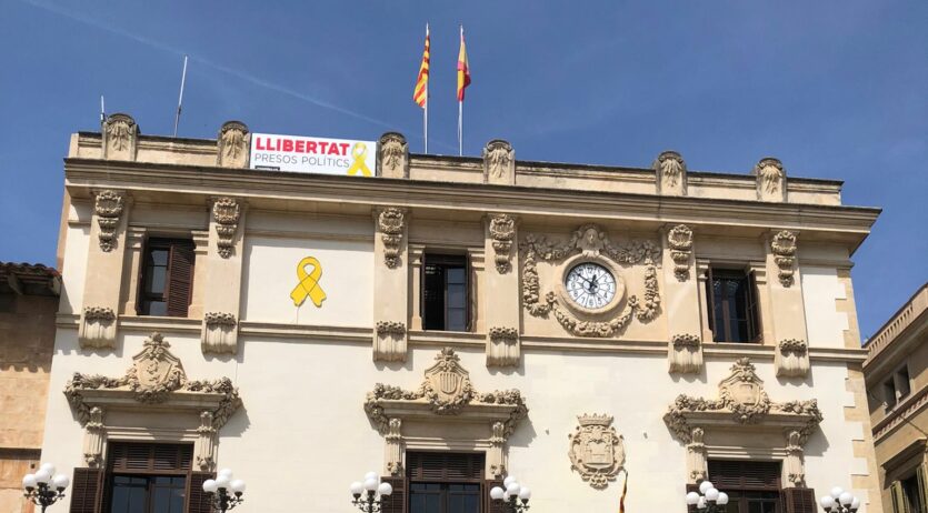 Cs demana a l’Ajuntament de Vilafranca que retiri la pancarta de l’edifici consistorial