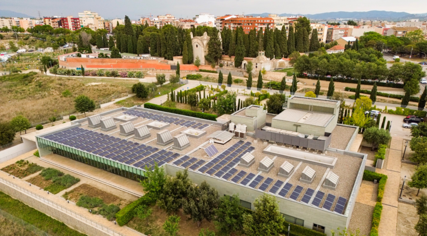 Àltima instal·la plaques fotovoltaiques al tanatori de Vilafranca
