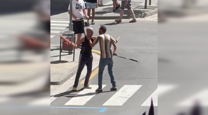 Dos individus es barallen per diners en ple carrer a l’Espirall