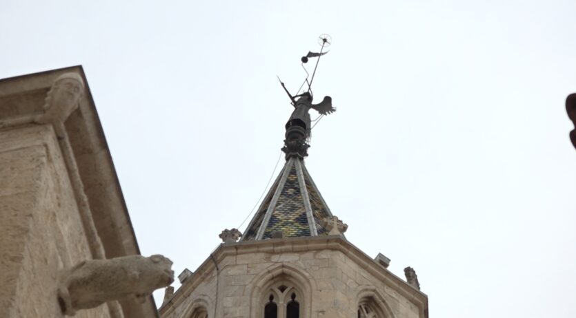 La reparació de l’àngel del campanar, afectat per l’esclafit, pendent de començar