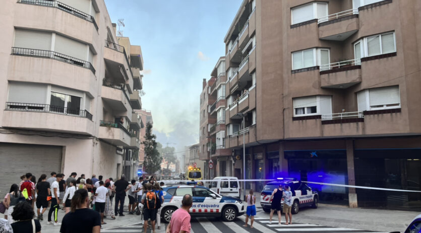 Un incendi en un garatge del carrer Tossa de Mar crea una gran expectació