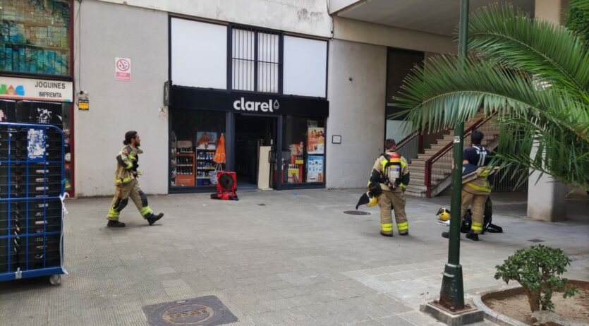 Un curtcircuit provoca la intervenció dels Bombers en un local del carrer Tossa de Mar