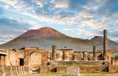 Erupció del volcà Vesuvi que arrasa Pompeia