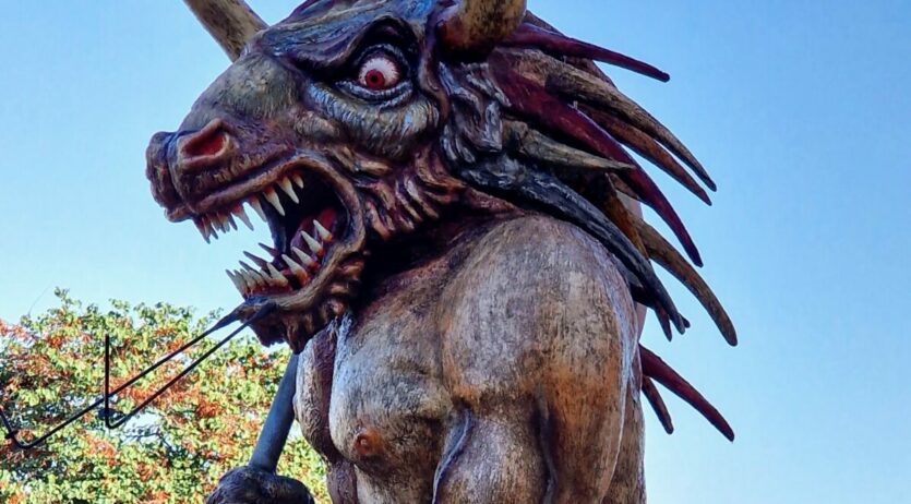 S’estrena el drac Asterió d’Amposta construït per l’escultora vilafranquina Dolors Sans