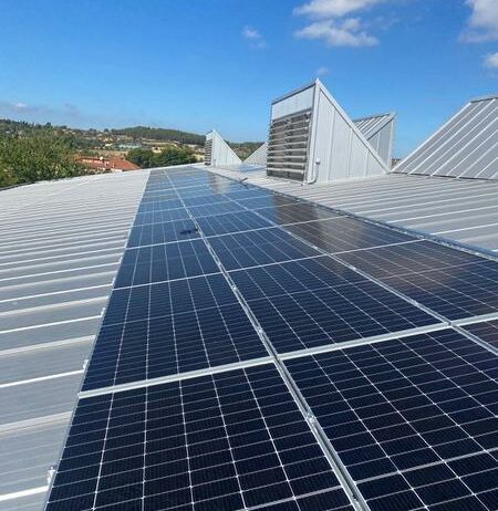 Sant Sadurní instal·la plaques fotovoltaiques a la coberta del pavelló de l’Ateneu