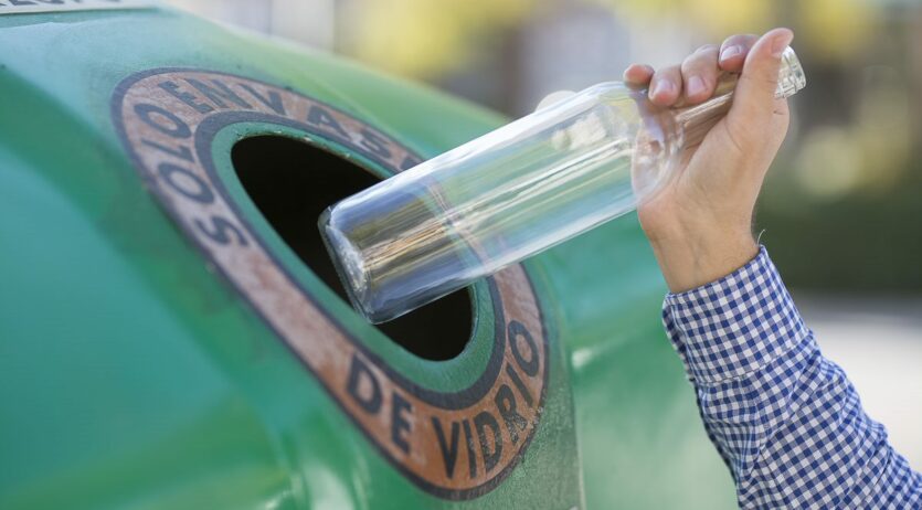 Comença una campanya a Olèrdola per millorar el reciclatge d’envasos de vidre a l’hostaleria