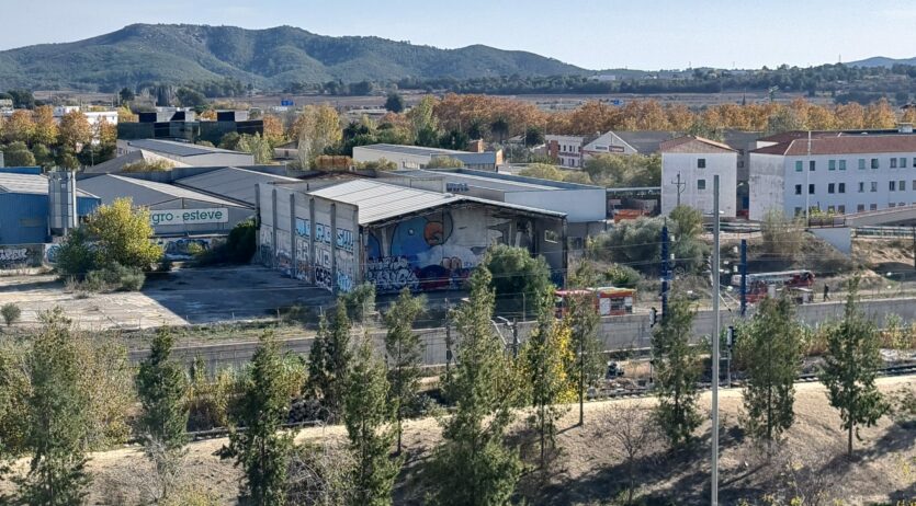 Els Bombers extingeixen un incendi en una nau abandonada a la zona de La Pelegrina