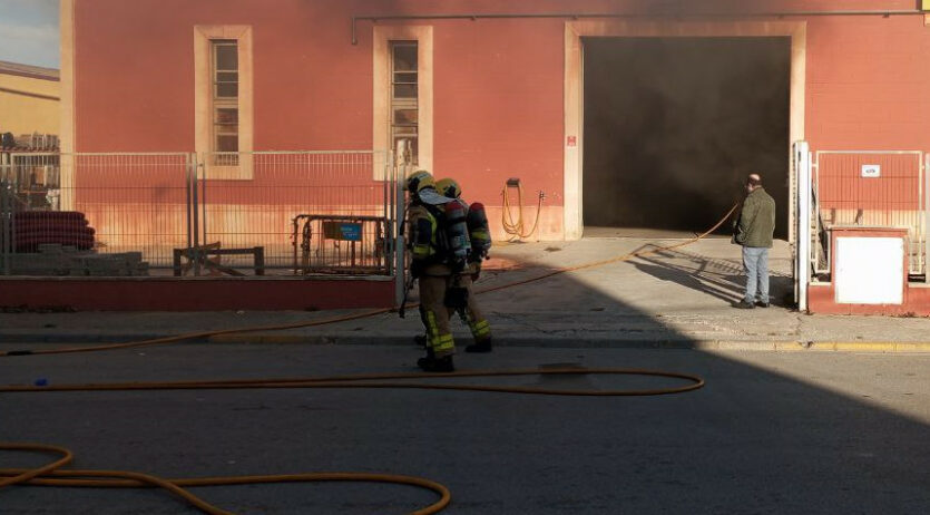 Els bombers extingeixen un incendi en una nau del polígon de Sant Pere Molanta