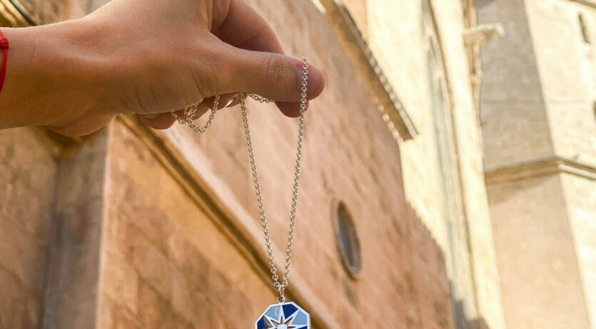 Col·lecció de joies s’inspira en els vitralls de Santa Maria per col·laborar en la restauració