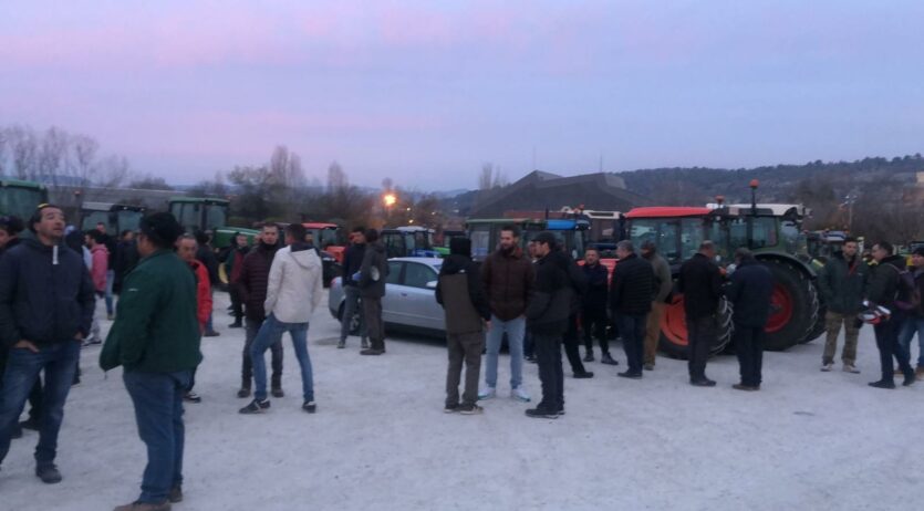 Més d’un centenar de tractors es concentren a Vilafranca en protesta per la situació del sector