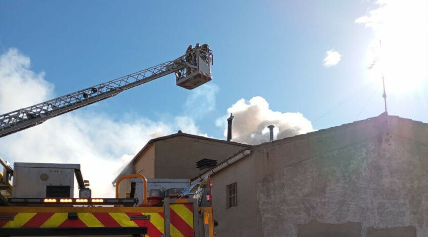 6 dotacions de bombers han treballat en l’incendi d’un habitatge a Sant Pere de Riudebitlles