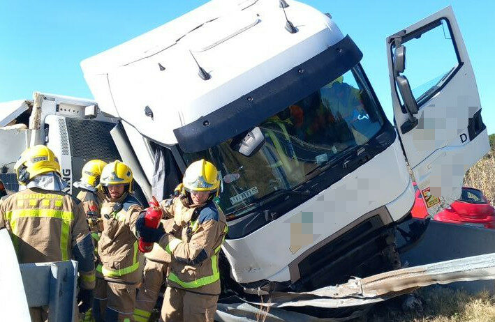El conductor d’un camió ha resultat ferit greu en un accident a l’AP-7, a Castellet i la Gornal