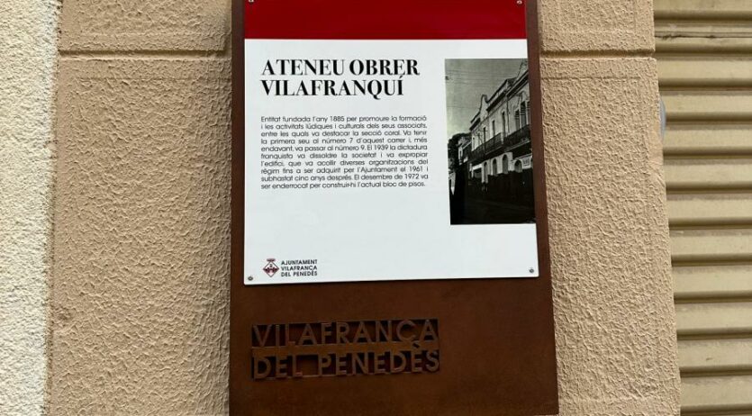 Una placa recorda la presència de l’Ateneu Obrer Vilafranquí al carrer de l’Ateneu