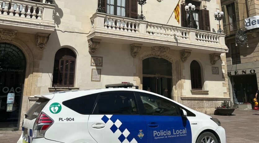 Dos detinguts per robar amb violència i ferir la víctima a la cara amb arma blanca