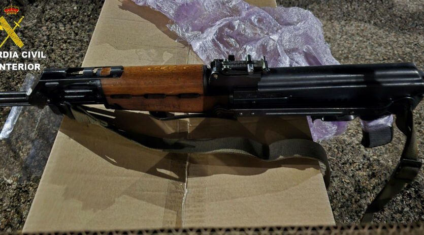La Guàrdia Civil intervé un AK-47 en una operació a Igualada, Òdena, Jorba i Mediona