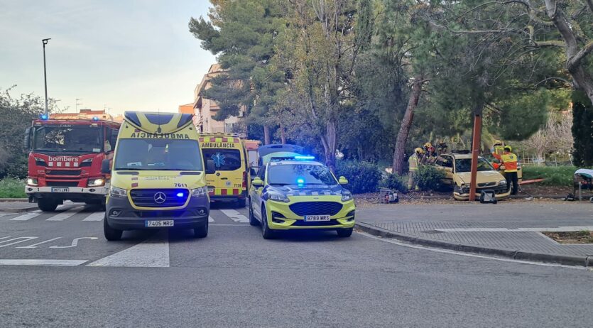 Cinc ferits en una col·lisió entre dos cotxes a l’Avinguda Vilanova