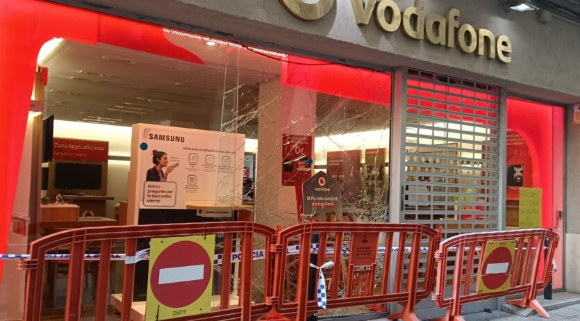 Entren a robar a la botiga Vodafone del carrer de la Cort de Vilafranca