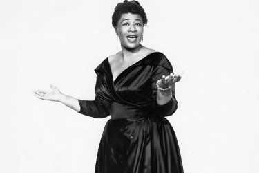 Naixement a Newport de la cantant de jazz estatunidenca Ella Fitzgerald