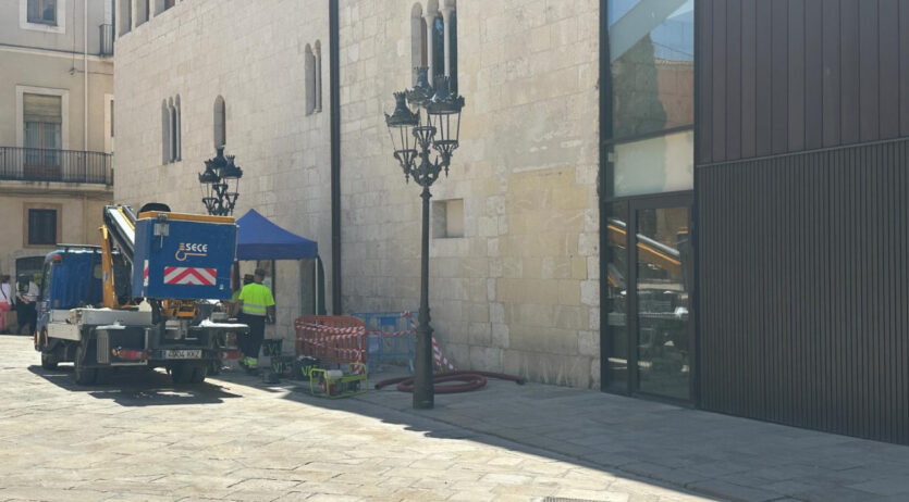 Es millora l’enllumenat a la plaça de Jaume I en detectar que hi havia zones poc il·luminades
