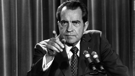 5 detinguts al Comitè Nacional del Partit Demòcrata a Washington. Inici de l’escàndol Watergate