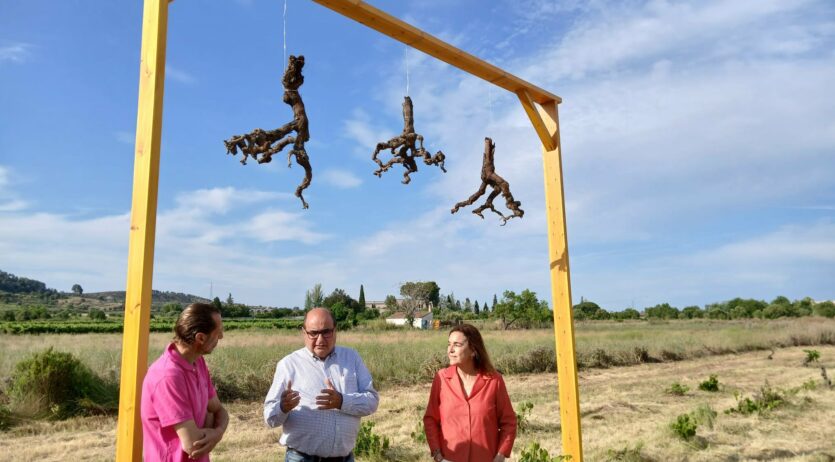 El poeta penedesenc Sant Borrell inaugura a Vilafranca l’escultura ‘Ceps que cauen del cel’
