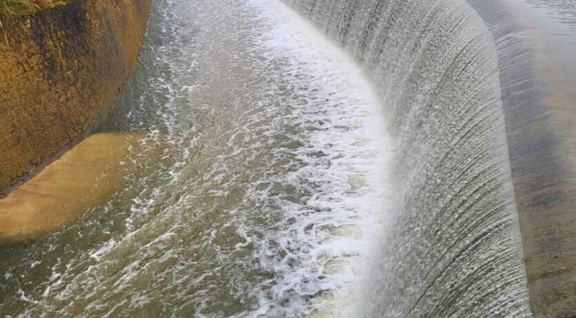 El Pantà de Foix està sobreeixint després de les pluges de la matinada