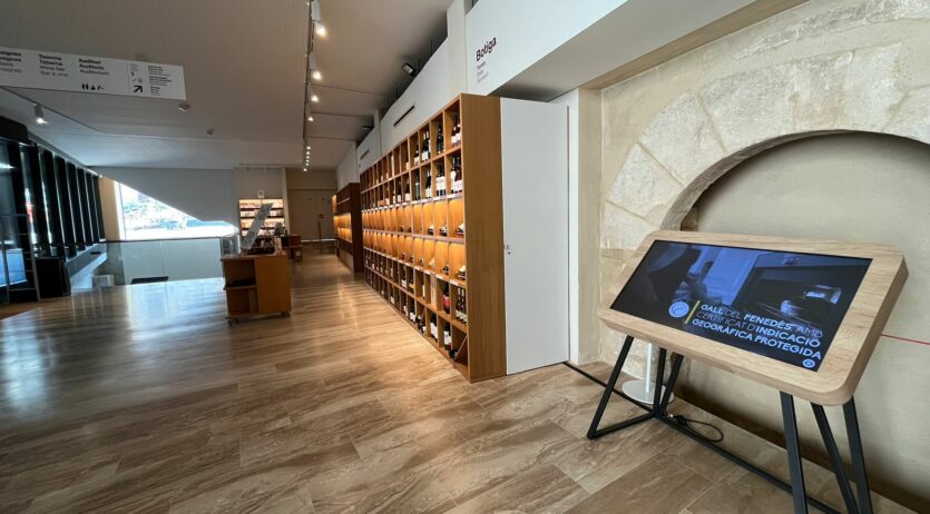 El Vinseum reforça el seu paper de Punt d’Informació Turística amb una Xtable al vestíbul