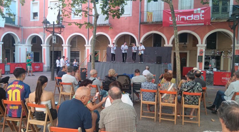 Setze grups omplen de ritme la plaça de Sant Joan amb el concert d’instruments d’Inxa