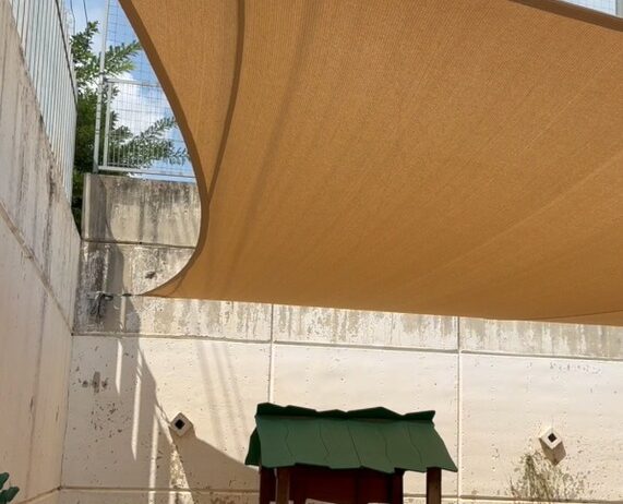 Ja estan a punt els espais d’ombra dels centres educatius de Sant Sadurní