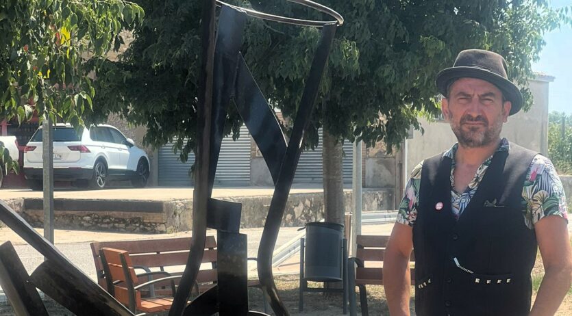 L’artista local Manolo Urbano cedeix a Olèrdola l’escultura d’un porró