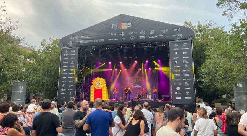 L’espectacle infantil del grup Som Mainada omple la rambla Sant Francesc