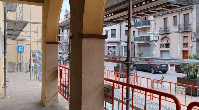 Comencen els treballs de millora de la façana de l’Ajuntament de Santa Margarida i els Monjos