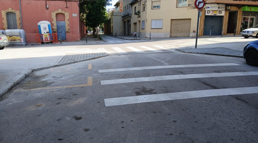 Acaben els treballs d’ampliació d’un tram de vorera al carrer Sant Pau