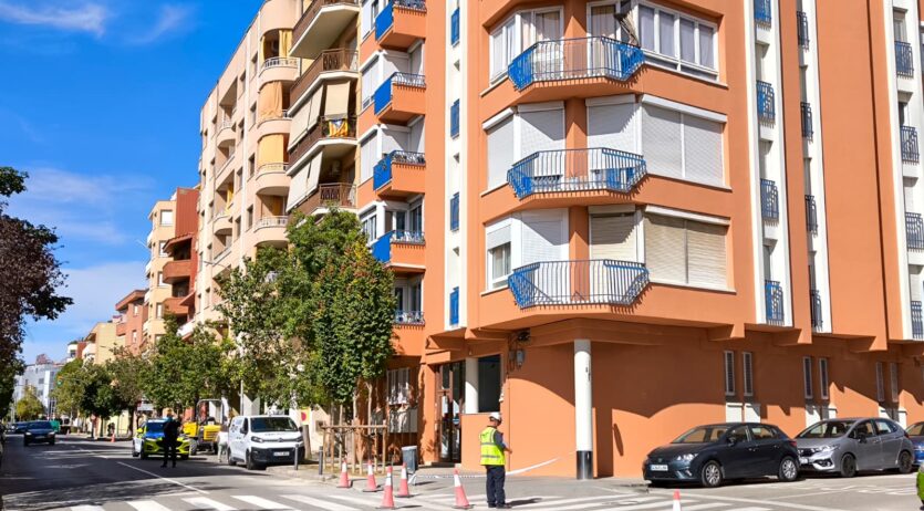 Bombers i operaris de la companyia de gas treballen en una fuita, ja controlada, al Poble Nou