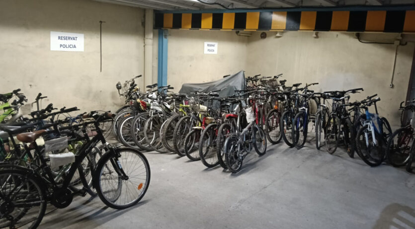 La Policia Local de Vilafranca exposa bicicletes recollides a la via pública