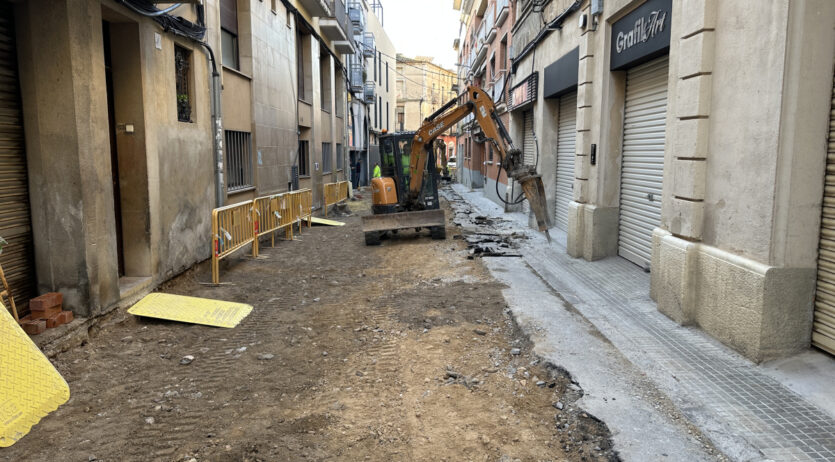 Les obres de reurbanització del carrer Santa Magdalena es reprenen després de l’aturada